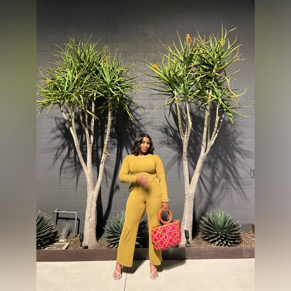 A woman’s 2 piece outfit
